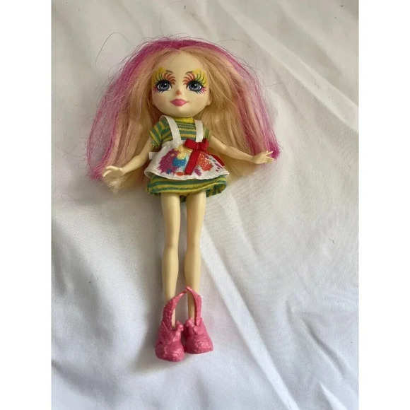 2018 Mattel Peeki Parrot 6” Enchantamals Doll - Picture 1 of 6